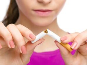 Le rejet des cigarettes de la fille par la fille